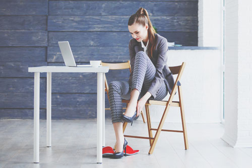 【5月のカラータロット占い】ラッキーカラーは「朱色」、恋愛運アップは朱色のスリッパ！