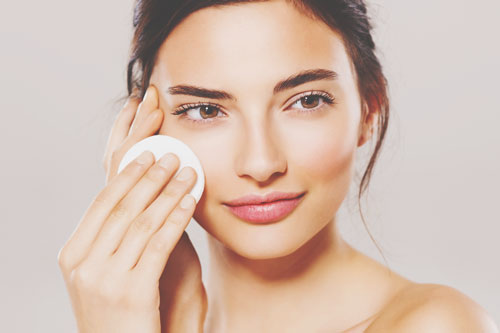 明るく潤いのある頬は人気運・友情運アップ！　友達を作る開運メイク術