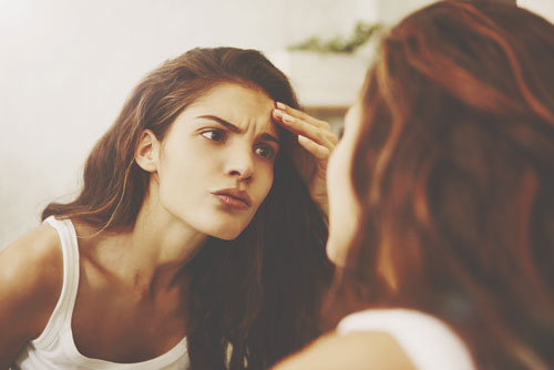 吹き出物やくすみはトラブルの前兆!?　顔にあらわれる不運サイン