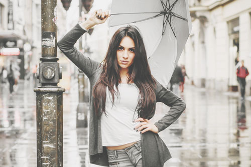 【6月のカラータロット占い】ラッキーカラーは「グレー」、恋愛運アップはグレーの傘！