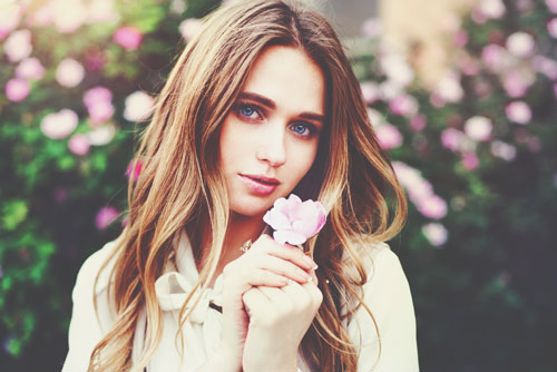 血液型【愛情表現の仕方】あるある　A型は好きな人に視線を送り続ける！