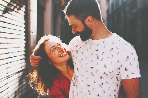 【彼の星座別・結婚への道】獅子座の彼はいつだって王様、おだてて褒めてゴールインへ！