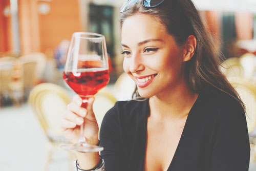 12星座【昼間からお酒飲んじゃう】ランキング　天秤座は平日のストレスを休日の昼飲みで発散！