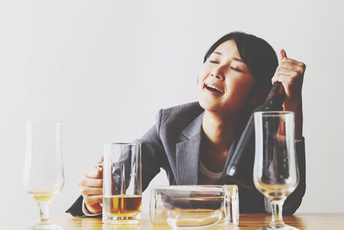 血液型【お酒での失敗】あるある　B型は派手に転んで、翌朝原因不明のアザや傷だらけ!?