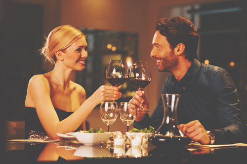 【心理テスト】レストランで店員を呼ぶときの行動でわかる、ちょいモテのヒント