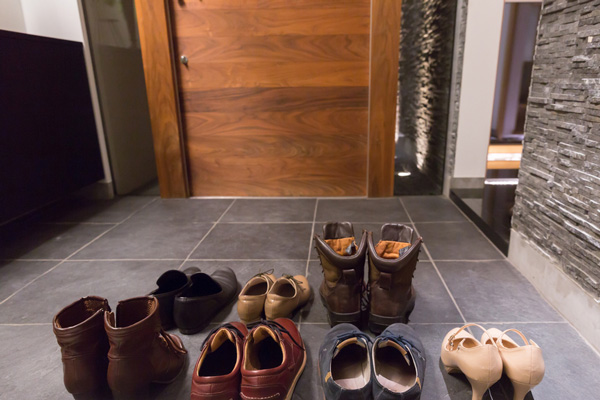 玄関に置きがちな「アレ」は悪い気をもたらす？　年末のお掃除で運気アップ！