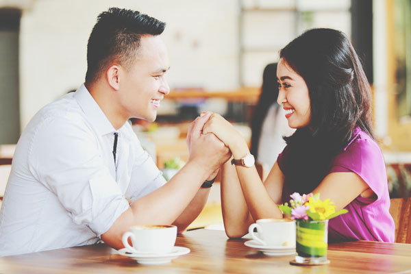 手をつないでわかる好きな人の本心　手の平に汗をかいていたらあなたに夢中!?