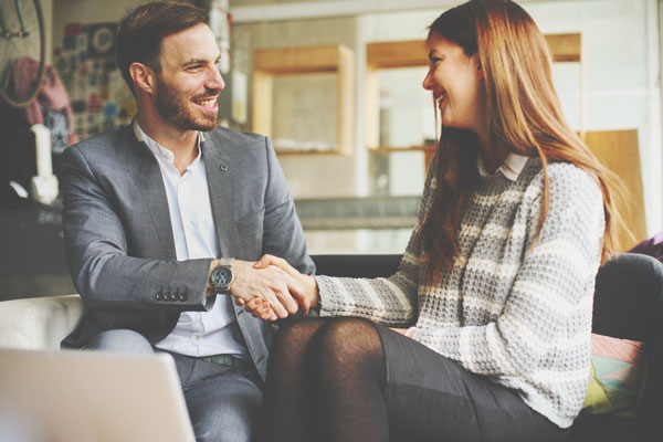 親しげに見えて「実は支配的」な行動　手を包み込む握手は自分有利に仕向けたい！