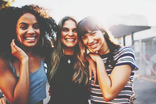 星座グループ別【仲よしの理由】蟹座・蠍座・魚座は共感し合える安心感で絆が深まる