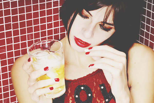 【夢占い】酔っぱらう夢はトラブル注意の暗示！　お酒に関する夢が意味すること