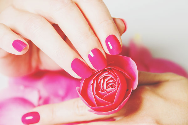 【2月の開運壁紙】恋愛運は「ピンクのネイル」、仕事運は「伊勢神宮」の写真で運気アップ！