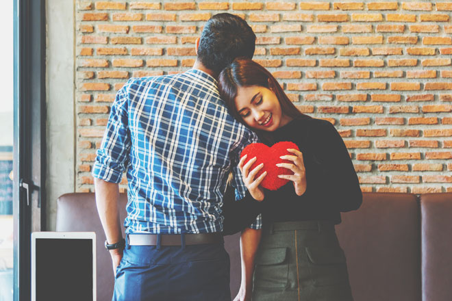 血液型【好きな男性への態度】あるある　B型は照れてしまい、おとなしくなる！