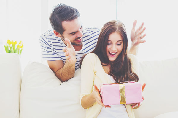 【夢占い】異性からプレゼントをもらう夢は両思いのチャンス！　誕生日の夢が暗示すること