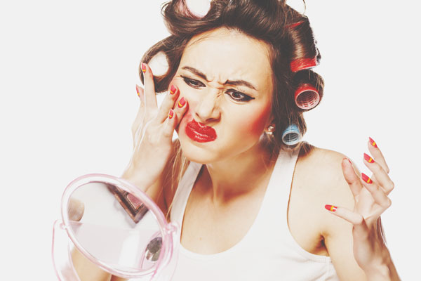 【夢占い】メイクを失敗する夢は自分を偽っているサイン　化粧や容姿の夢が暗示すること