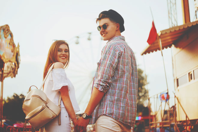 ディズニーランドで初デート！　ラブ運MAXのファッションはどっち？