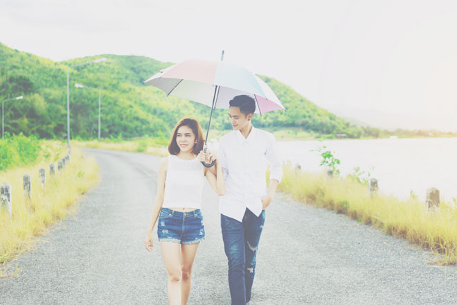 嫉妬深さがわかる【心理テスト】恋人が浮気相手と相合傘、そのときの天気は？