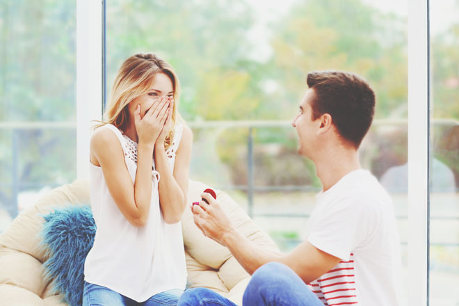 【夢占い】指輪をプレゼントされる夢は恋愛成就の吉兆！　指輪の夢が暗示することとは