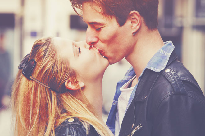 【心理テスト】恋人とキスしたいときはいつ？　答えでわかるあなたが重い女になる理由