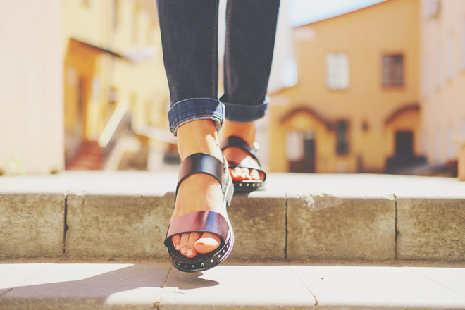 【夢占い】サンダルの夢は気軽な恋で痛い目を見る暗示　靴の夢が意味することとは？