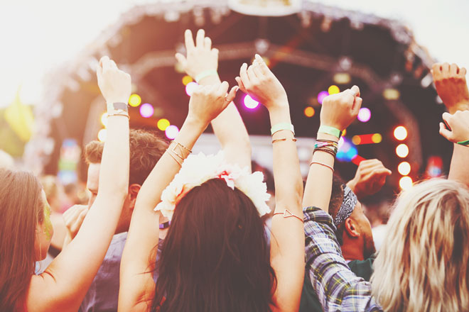 【8月の開運方位】ラッキー方位は「西」、夏フェスや夏限定のイベントへ出かけよう！