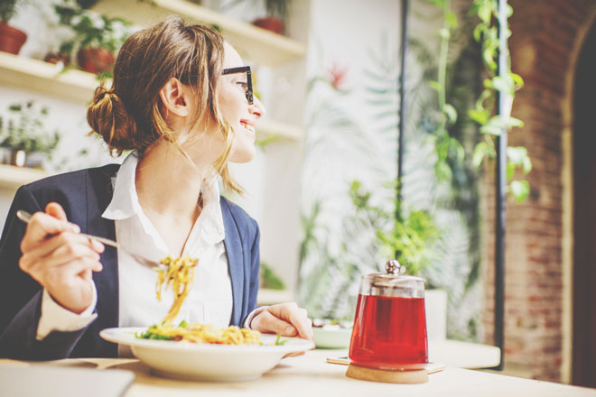 12星座【毎度同じメニューを頼む】ランキング　牡牛座は間違いなくおいしいものが食べたい！