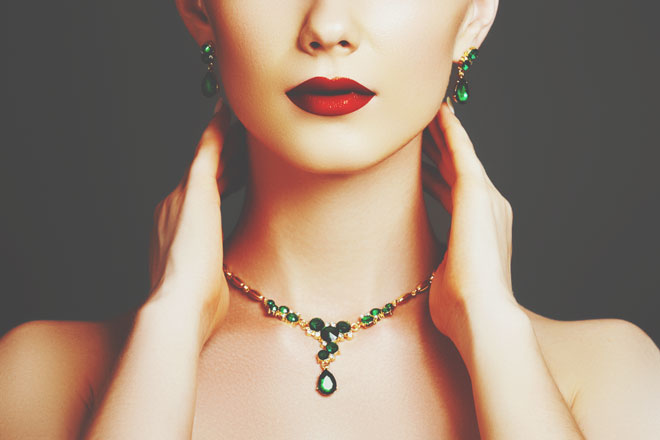 【10月のカラータロット占い】ラッキーカラーは「グリーン」、恋愛運アップはアクセサリー！