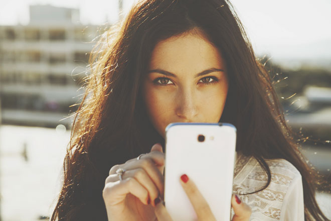 星座グループ別【落ち込んだときのマシな過ごし方】双子座・天秤座・水瓶座はSNSの世界へダイブ！