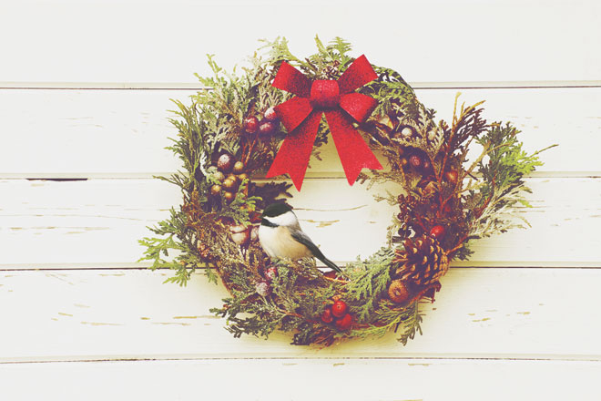 【心理テスト】玄関にクリスマスリースを飾るならどれ？　答えでわかるSNSでしがちな投稿