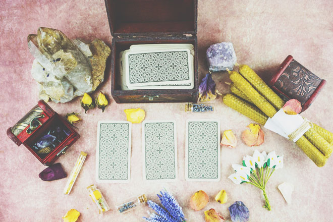 【占い道具のお手入れ方法】カード類は汚れを落として、満月の日は月光浴で浄化を！