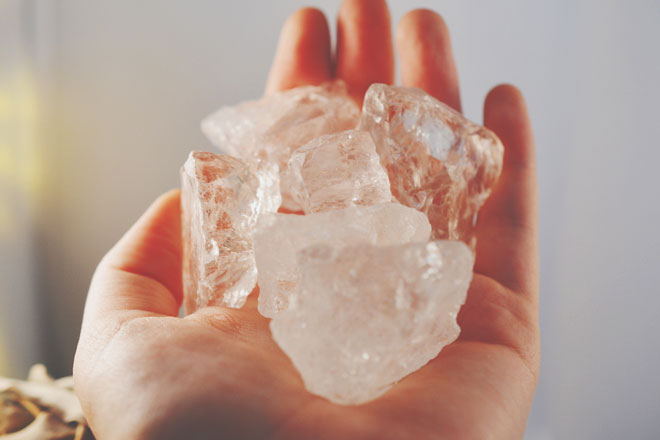 【夢占い】水晶の夢は体力気力充実のサイン！　パワーストーンの夢が暗示することとは？