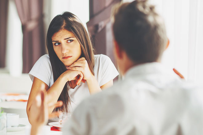 同窓会がきっかけで浮気かも？　証拠はないけど挙動不審な旦那への対処法は？