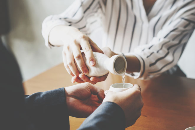 12星座【飲ませ上手】ランキング　双子座のおもしろトークに相手は酒がすすんじゃう！