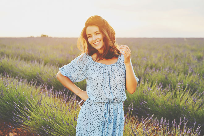 【3月のカラータロット占い】ラッキーカラーは「青」、恋愛運アップは花柄ワンピース！