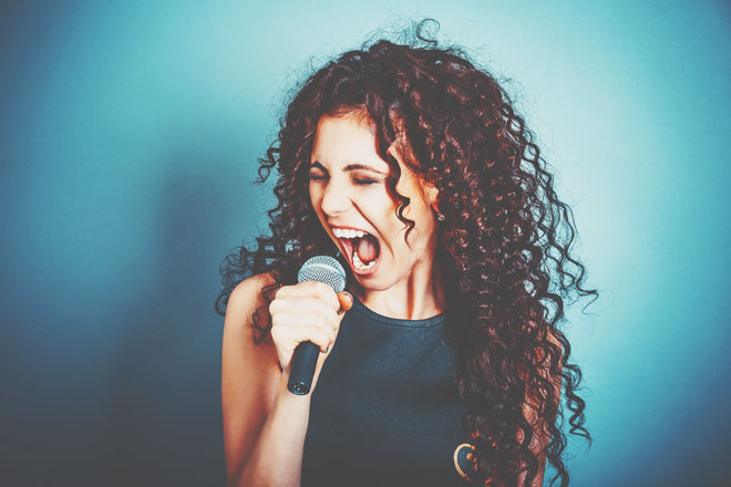 星座グループ別【ストレス解消法】牡羊座・獅子座・射手座はカラオケシャウトで憂さ晴らし！