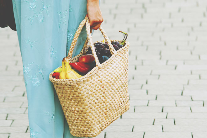 買いもの袋から転げ落ちたものは何？　あなたが今、背負っているものがわかる【心理テスト】