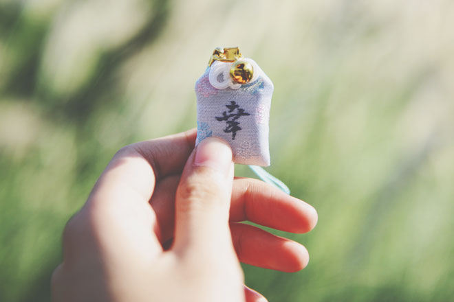 【心理テスト】効果抜群のお守り、どこに身につける？　答えでわかるイライラを解消する方法