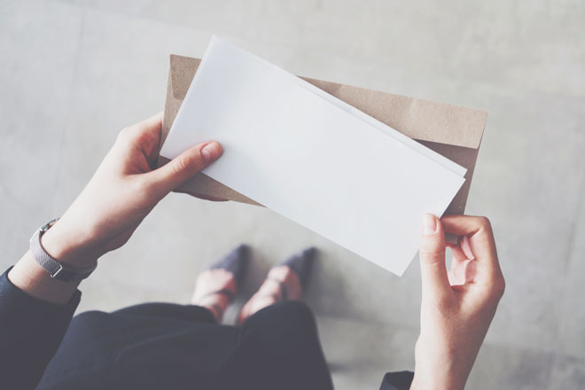【心理テスト】謎の封筒に入っていたメッセージは？　答えでわかるあなたの自己評価