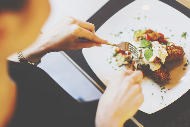 【夢占い】昨日何食べた？　肉料理を食べる夢はセックスへの好奇心とパワーがあふれ気味！