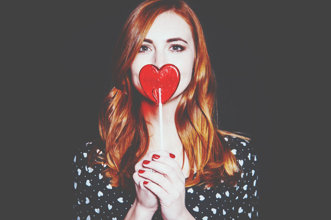 【心理テスト】カフェのドアにかかっていたプレートはどれ？　答えでわかる恋愛臆病度