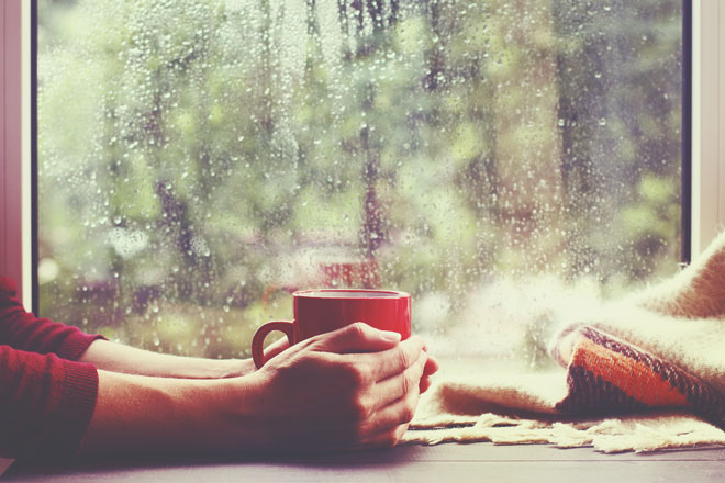 【心理テスト】突然の通り雨、何をしているときに降った？　答えでわかるあなたにとっての癒やし