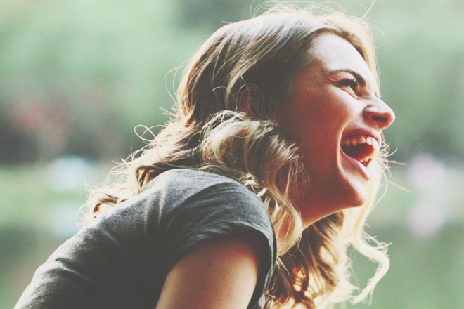 【夢占い】ごまかし、逃避、隠しごと…… 実は笑えない!?　笑う夢が暗示すること