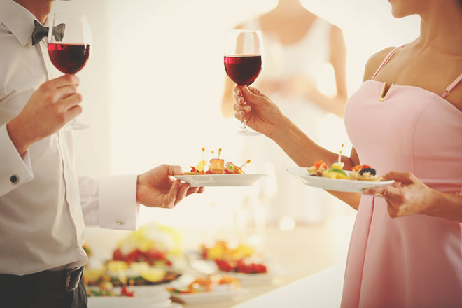 同窓会や結婚式であなたの身にも起こる？　同級生と再会し不倫関係に陥った女性の行く末