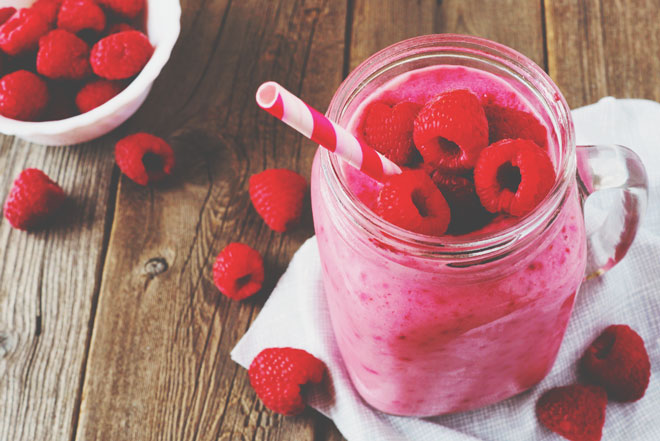 【8月のカラータロット占い】ラッキーカラーは「赤」、仕事運アップはベリー系スムージー！