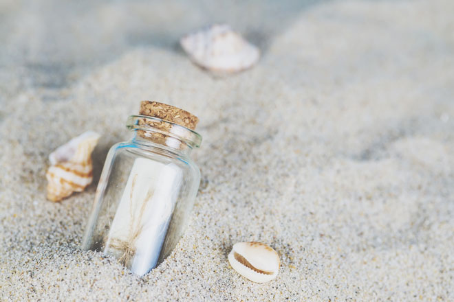 【心理テスト】流れ着いたビンの中身は何？　答えでわかる幸せをつかむ方法