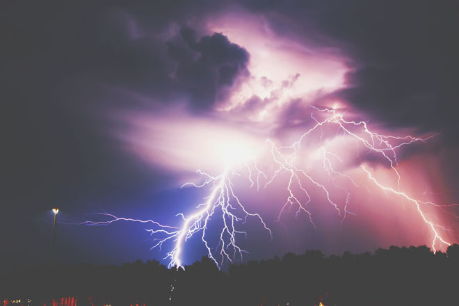 【夢占い】雷に打たれる夢は電撃的な恋の予感!?　雷・稲妻・竜巻の夢が暗示すること
