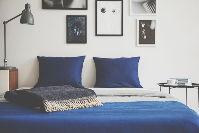 【9月のカラータロット占い】ラッキーカラーは「深みのある青」、仕事運アップは枕！