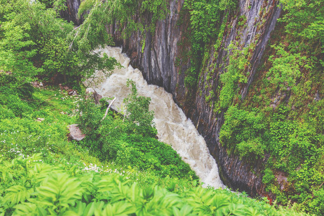 【夢占い】谷に落ちる夢はどん底へ転落！　セクシャルな悩みを抱えている可能性も