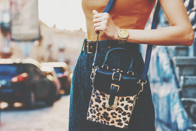 【11月のカラータロット占い】ラッキーカラーは「カーキ」、アニマル柄で運気アップ！