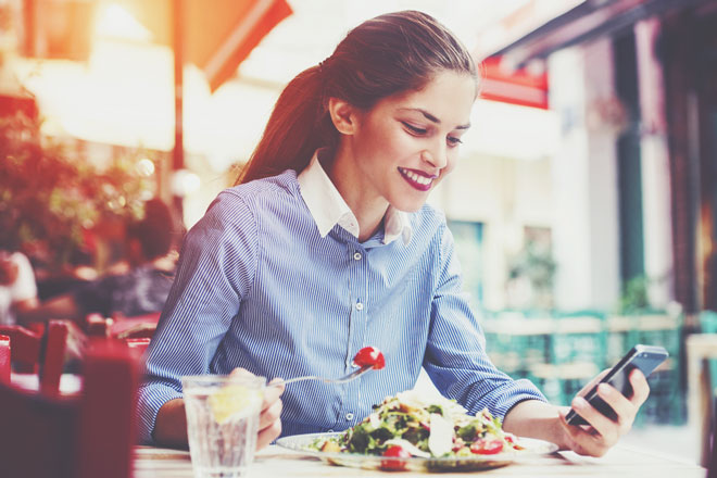 星座グループ別【1人ランチ】蟹座・蠍座・魚座はスマホ片手にSNSをしながら食べる！