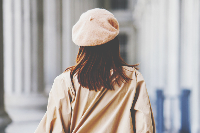 【1月のカラータロット占い】ラッキーカラーは「ベージュ」、仕事運アップはベレー帽！